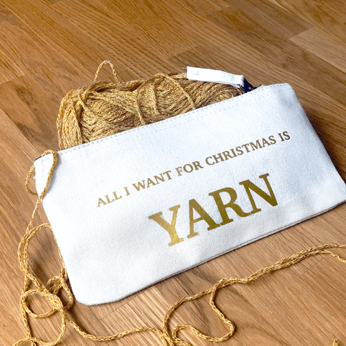 all-i-want-for-christymas-is-yarn-gold-pouch-s---productafbeelding-2.png